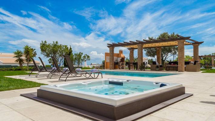 Four bedroom villa with private pool + jacuzzi colina da lapa & villas carvoeiro Four bedroom villa with private pool + jacuzzi colina da lapa & villas carvoeiro