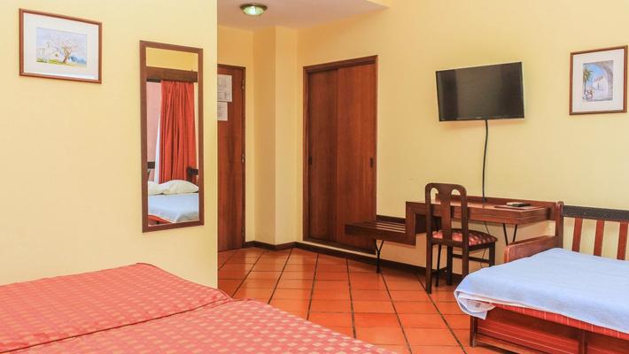 Dreibettzimmer Hotel Colina dos Mouros Silves Dreibettzimmer Hotel Colina dos Mouros Silves